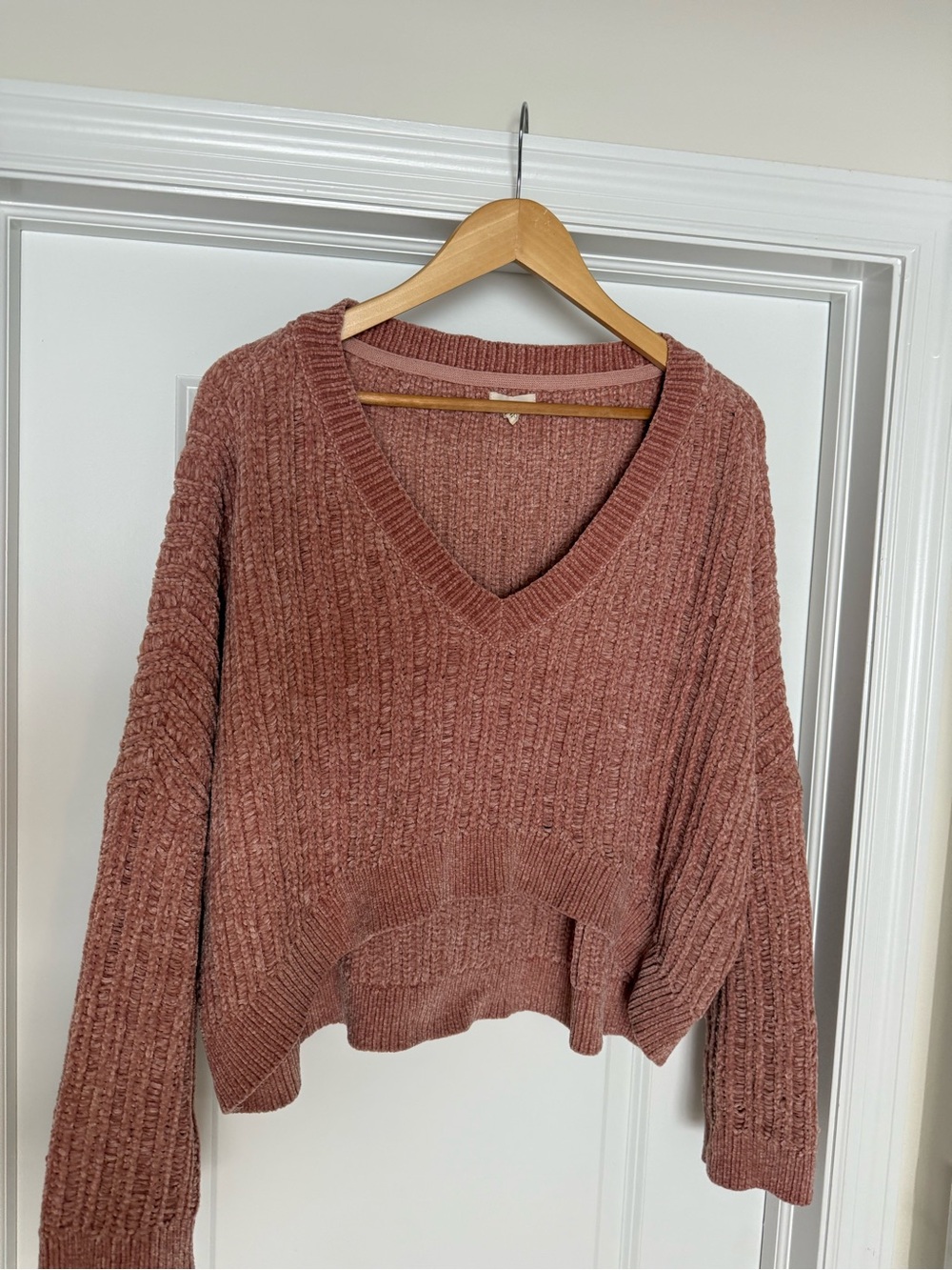 silence + noise Ribbed V-Neck Sweater in Dusty Rose